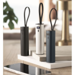 Powerbank de aluminio reciclado con indicador de batería y cable 5.000mAh color plateado mate vista bodegón