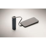Powerbank de aluminio reciclado con indicador de batería y cable 5.000mAh color azul marino vista fotografía cuarta vista