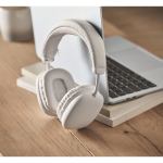 Auriculares inalámbricos de diadema con manos libres y recargable color blanco segunda vista bodegón