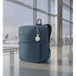Mochila de viaje de nylon repelente al agua con múltiples bolsillos 20L color azul segunda vista bodegón