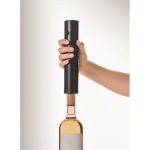 Set de vino de plástico con abridor eléctrico y accesorios en base color negro vista fotografía quinta vista