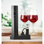 Set de vino de plástico con abridor eléctrico y accesorios en base color negro vista bodegón