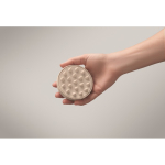 Cepillo masajeador de plástico para masajear y exfoliar cuero cabelludo color beige vista fotografía tercera vista