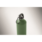 Botella de acero inox. reciclado con acabado engomado y mosquetón 750ml color verde oscuro vista fotografía tercera vista