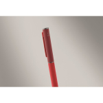Bolígrafo de aluminio reciclado con sistema giratorio y acabado de goma color rojo vista fotografía tercera vista