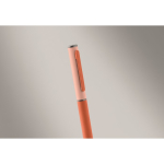Bolígrafo de aluminio reciclado con sistema giratorio y acabado de goma color naranja vista fotografía segunda vista