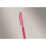 Bolígrafo de aluminio reciclado con sistema giratorio y acabado de goma color fucsia vista fotografía tercera vista
