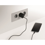 Set de viaje con powerbank magnético 5.000mAh y cargador USB-C color negro vista fotografía sexta vista