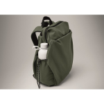 Mochila para portátil de nylon repelente al agua y compatible con 16” color verde oscuro vista fotografía cuarta vista