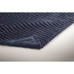 Manta de forro polar a rayas con cinta y tarjeta kraft 450g/m² color azul vista fotografía tercera vista