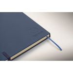 Set de libreta de PU formato A5 con bolígrafo azul y hojas a rayas color azul vista fotografía cuarta vista