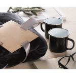 Set de regalo con manta polar y dos tazas metálicas esmaltadas de 350ml color negro vista bodegón