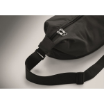 Bolsa bandolera urbana de nylon repelente al agua con correa ajustable color negro vista fotografía tercera vista