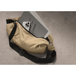 Bolsa bandolera urbana de nylon repelente al agua con correa ajustable color caqui tercera vista bodegón