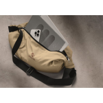 Bolsa bandolera urbana de nylon repelente al agua con correa ajustable color caqui tercera vista bodegón 2