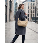 Bolsa bandolera urbana de nylon repelente al agua con correa ajustable color caqui vista bodegón