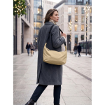 Bolsa bandolera urbana de nylon repelente al agua con correa ajustable color caqui tercera vista bodegón