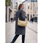 Bolsa bandolera urbana de nylon repelente al agua con correa ajustable color caqui tercera vista bodegón 2