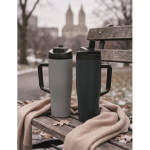 Vaso térmico de acero inox. reciclado antifugas con asa y pajita 900ml color gris vista bodegón