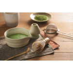 Set de matcha con 5 piezas de cerámica y bambú en caja de regalo color verde menta vista bodegón
