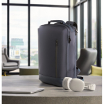 Mochila para portátil con detalles en PU y cinta para trolley 15'' color azul vista bodegón