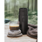 Cafetera portátil para café molido y cápsulas compatibles 1.800mAh color negro vista bodegón
