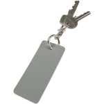 Llavero rectangular piel sintética reciclada con anilla color gris segunda vista