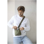 Bolsa bandolera ligera con correa ajustable y acolchado color verde oscuro imagen de estilo de vida