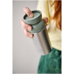 Taza térmica de acero inox reciclado con borde 360° 350ml Mepal color verde manzana imagen de estilo de vida