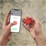 Localizador BT resistente al agua con alarma sonora Chipolo color rojo imagen de estilo de vida