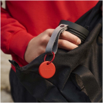 Localizador BT resistente al agua con alarma sonora Chipolo color rojo imagen de estilo de vida 2