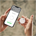 Localizador BT resistente al agua con alarma sonora Chipolo color blanco imagen de estilo de vida