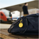 Localizador BT resistente al agua con alarma sonora Chipolo color amarillo imagen de estilo de vida