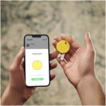 Localizador BT resistente al agua con alarma sonora Chipolo color amarillo imagen de estilo de vida 2