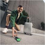 Localizador BT resistente al agua con alarma sonora Chipolo color verde imagen de estilo de vida