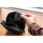 Cargador de viaje rápido con puertos USB-C y USB-A 65W Xtorm color negro imagen de estilo de vida