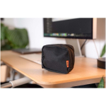 Cargador de viaje rápido con puertos USB-C y USB-A 65W Xtorm color negro imagen de estilo de vida 2