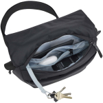 Bolsa bandolera versátil con doble compartimento 2L Thule color negro segunda vista