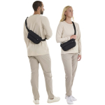 Bolsa bandolera versátil con doble compartimento 2L Thule color negro imagen de estilo de vida 2