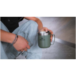 Taza térmica con tapa antisalpicaduras acero inox 350ml Stanley color verde oscuro imagen de estilo de vida 2
