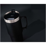 Taza térmica con tapa antiderrames y doble pared 473ml Stanley color negro imagen de estilo de vida 2