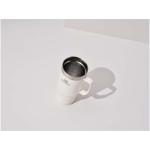Taza térmica con tapa antiderrames y doble pared 473ml Stanley color beige imagen de estilo de vida
