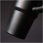 Vaso termo con tapa giratoria y pajita reutilizable 890ml Stanley color negro vista detalle 3