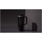Vaso termo con tapa giratoria y pajita reutilizable 890ml Stanley color negro imagen de estilo de vida 2