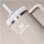 Vaso termo con tapa giratoria y pajita reutilizable 890ml Stanley color gris vista detalle 1