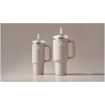 Vaso termo con tapa giratoria y pajita reutilizable 890ml Stanley color gris imagen de estilo de vida