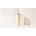 Vaso termo con tapa giratoria y pajita reutilizable 890ml Stanley color beige imagen de estilo de vida 2
