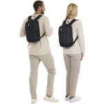 Mochila compacta para diario con reflectantes 12L Thule color negro imagen de estilo de vida