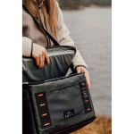 Nevera portátil con correa ajustable y bolsillos Nordic Drift Storm10L color negro vista de ambiente 4