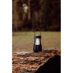 Linterna camping con altavoz y carga USB-C Nordic Drift Everest 10W color negro vista de ambiente